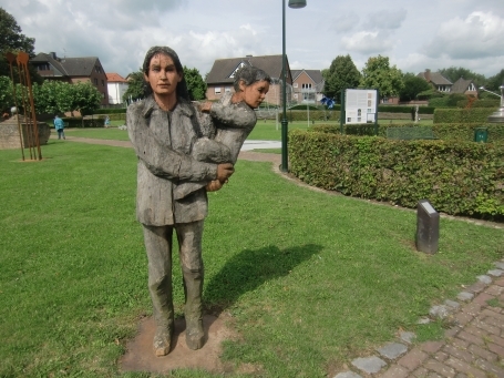 Rees : Am Bär, Skulpturenpark, Skulptur "Junge Frau mit Kind" aus Robinienholz, von Peter Nettesheim, Köln